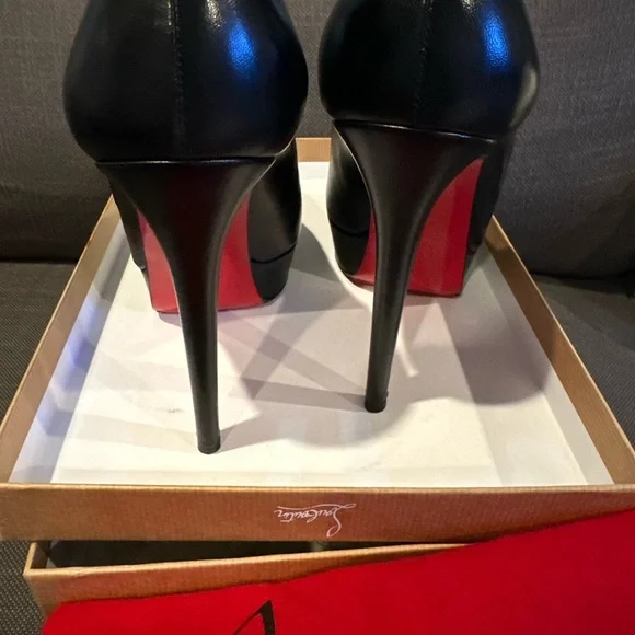 Christian Louboutin - Picture 2 of 4